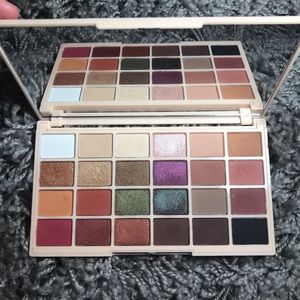 Makeup Revolution x Sophx Eyeshadow Palette